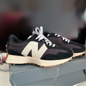 New Balance 327 Women’s Size 8 Black & White Retro Style Sneakers